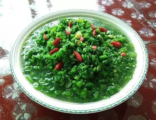 菜農(nóng)種植無需噴農(nóng)藥的蔬菜，不僅栽培簡單、而且效益高